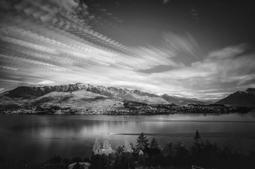 Fototapeta podvečerné čiernobiele jazero
