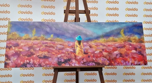 Obraz dievča v žltých šatách v levanduľovom poli