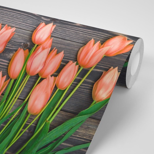 Samolepiaca fototapeta oranžové tulipány na drevenom podklade