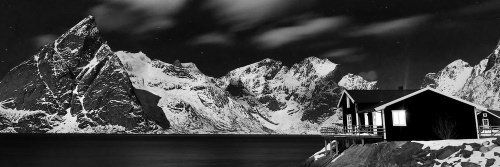 Obraz nočná krajina v Nórsku v čiernobielom prevedení