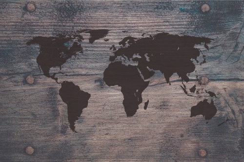 Samolepiaca tapeta mapa sveta na tmavom dreve