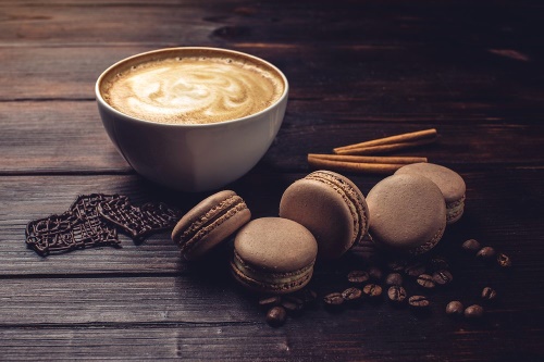 Samolepiaca fototapeta káva s čokoládovými makrónkami