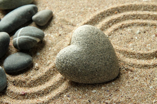 Samolepiaca fototapeta Zen kameň v tvare srdca