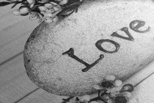Obraz s nápisom na kameni Love v čiernobielom prevedení