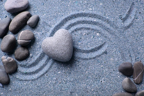 Fototapeta srdce z kameňa na piesku