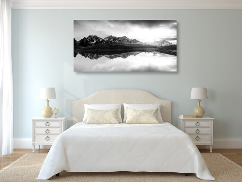 Obraz oslnivý západ slnka nad horským jazerom v čiernobielom prevedení