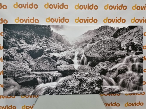 Obraz vysokohorské vodopády v čiernobielom prevedení