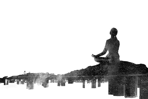 Tapeta meditácia ženy v čiernobielom prevedení