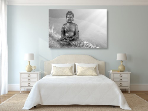 Obraz socha Budhu v meditujúcej polohe v čiernobielom prevedení