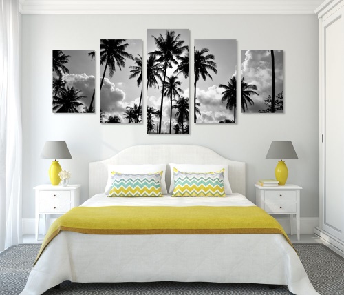 5-dielny obraz kokosové palmy na pláži v čiernobielom prevedení