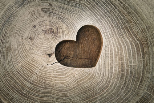 Samolepiaca tapeta symbol lásky na dreve