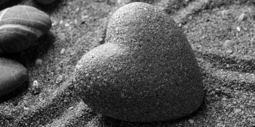 Obraz Zen kameň v tvare srdca v čiernobielom prevedení