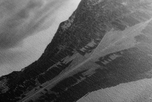 Obraz jazero pod kopcami v čiernobielom prevedení