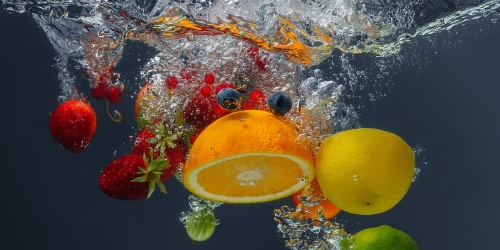 Obraz pád ovocia do vody