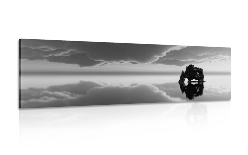 Obraz skala pod oblakmi v čiernobielom prevedení