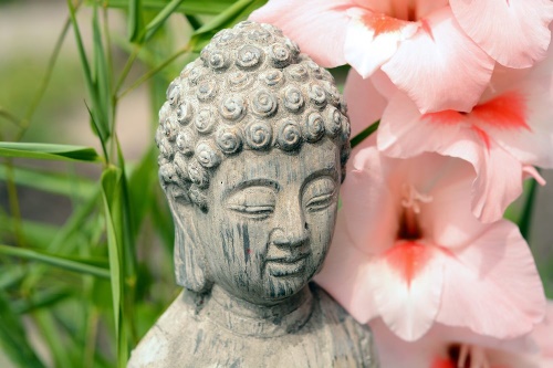 Samolepiaca fototapeta socha Budhu v Zen záhrade