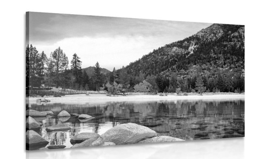 Obraz jazero v nádhernej prírode v čiernobielom prevedení