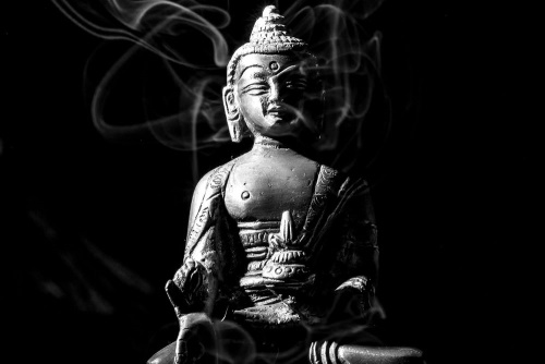 Obraz socha Budhu v čiernobielom prevedení