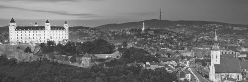 Obraz večer v Bratislave v čiernobielom prevedení