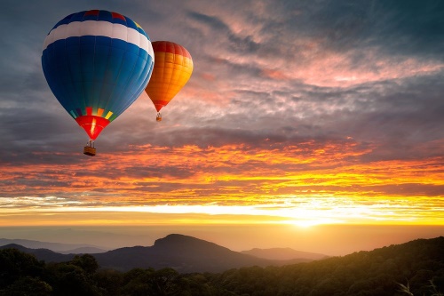 Fototapeta prelet balónov nad horami