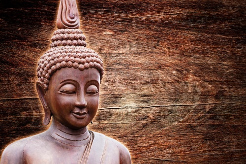 Samolepiaca tapeta socha Budhu na drevenom pozadí