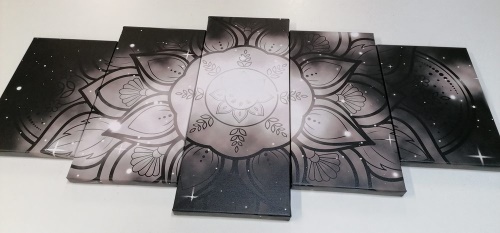 5-dielny obraz Mandala s pozadím galaxie v čiernobielom prevedení