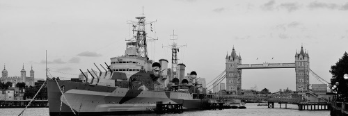 Obraz nádherná loď na rieke Temža v Londýne v čiernobielom prevedení