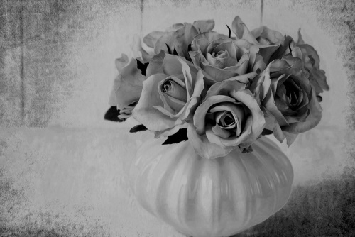 Obraz ruže vo váze v čiernobielom prevedení
