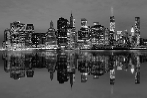 Samoelpiaca fototapeta čiernobiely odraz Manhattanu vo vode