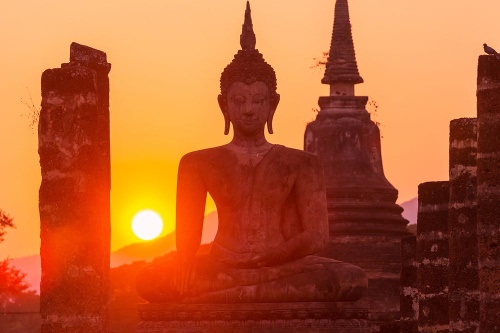 Samolepiaca fototapeta socha Budhu uprostred kameňov