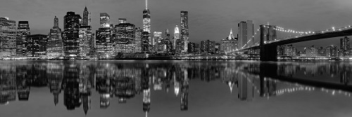Obraz odraz Manhattanu vo vode v čiernobielom prevedení