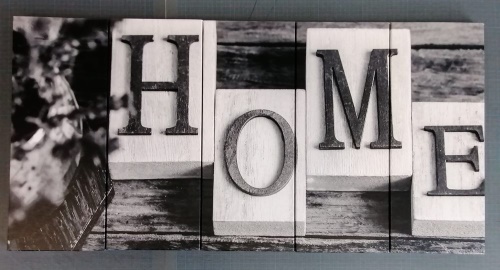 5-dielny obraz písmenka Home v čiernobielom prevedení