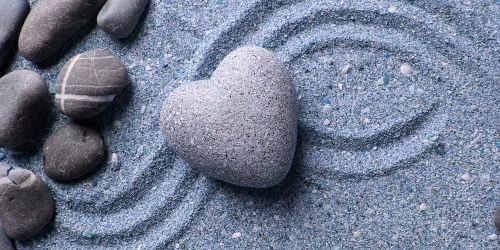 Obraz srdce z kameňa na piesočnatom pozadí