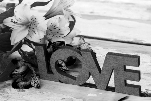 Obraz s dreveným nápisom Love v čiernobielom prevedení