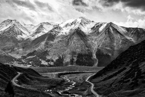 Obraz nádherná horská panoráma v čiernobielom prevedení