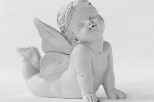 Obraz čiernobiela roztomilá soška anjela