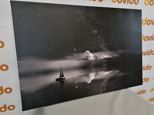 Obraz loďka na mori v čiernobielom prevedení