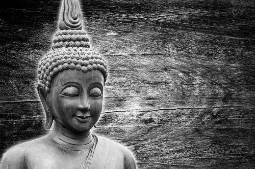 Samolepiaca tapeta čiernobiela socha Budhu na drevenom pozadí