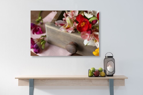 Obraz kompozícia jarných kvetov v drevenom šuplíku